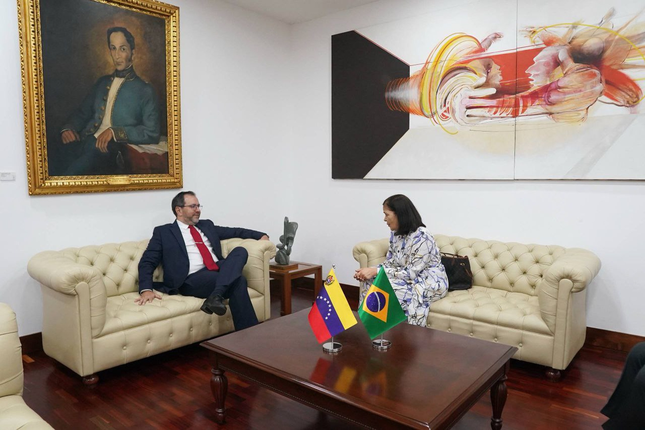chanceler-da-venezuela-se-reune-com-embaixadora-do-brasil-em-caracas