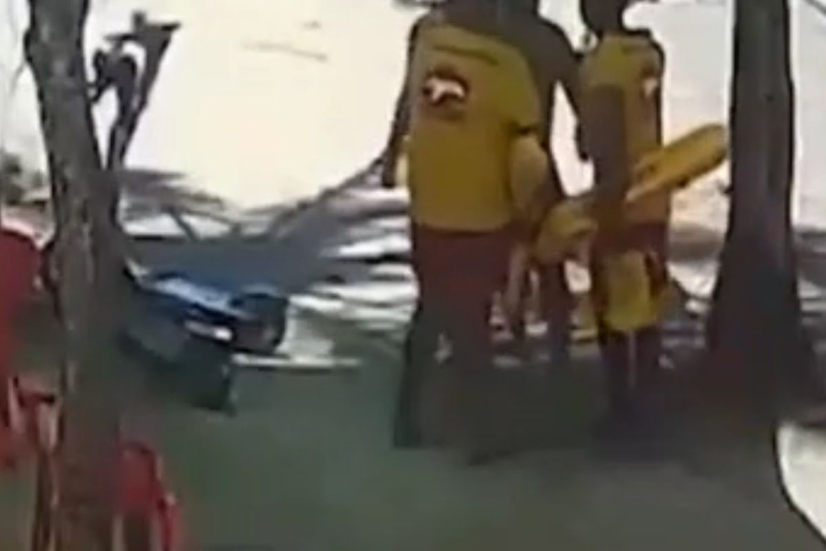 camera-flagra-pancadaria-entre-banhistas-e-salva-vidas-apos-discussao.-video