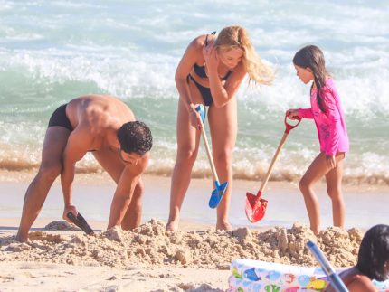 duda-nagle-aproveita-calorao-em-praia-do-rio-com-namorada-e-zoe,-filha-com-sabrina-sato