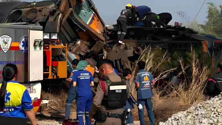 Guindaste cai sobre trem em movimento, mata 31 pessoas e deixa dezenas de feridos