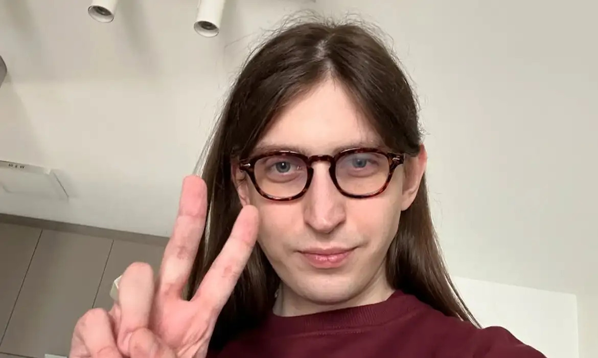 felca-diz-ser-alvo-de-ataques-apos-roblox-restringir-chat-de-voz-para-criancas