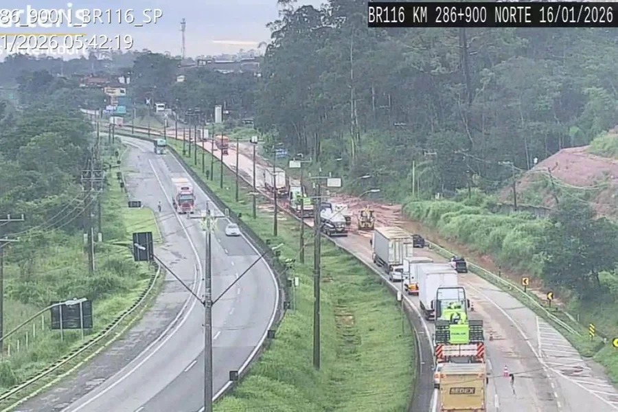 alagamento-bloqueia-trecho-da-regis-bittencourt-e-provoca-36-km-de-congestionamento