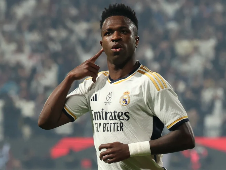 clima-tenso!-vini-jr.-e-vaiado-e-recebe-apoio-do-tecnico:-“carregou-time-nas-costas”