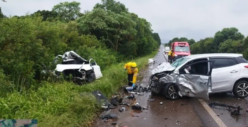 acidente-violento-entre-carros-termina-com-duas-mortes-na-br-282