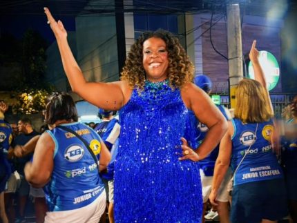 cacau-protasio-e-ovacionada-em-estreia-no-primeiro-ensaio-de-rua-pela-portela