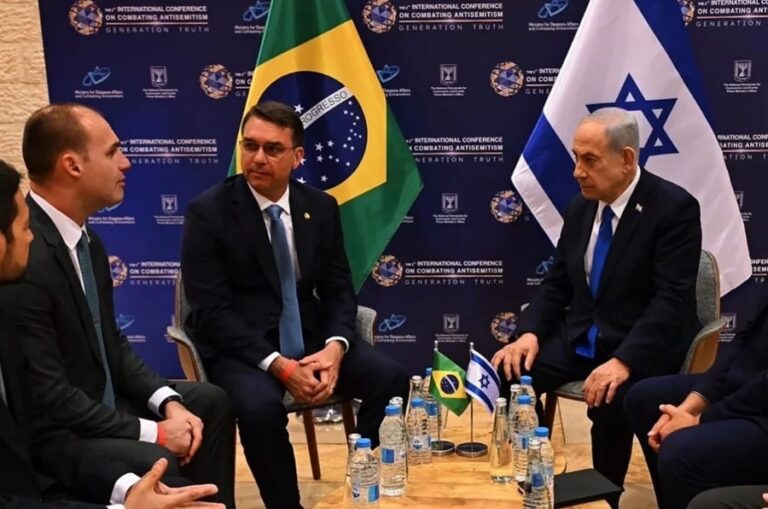 FlĂĄvio Bolsonaro participa de conferĂȘncia ao lado de Netanyahu em Israel