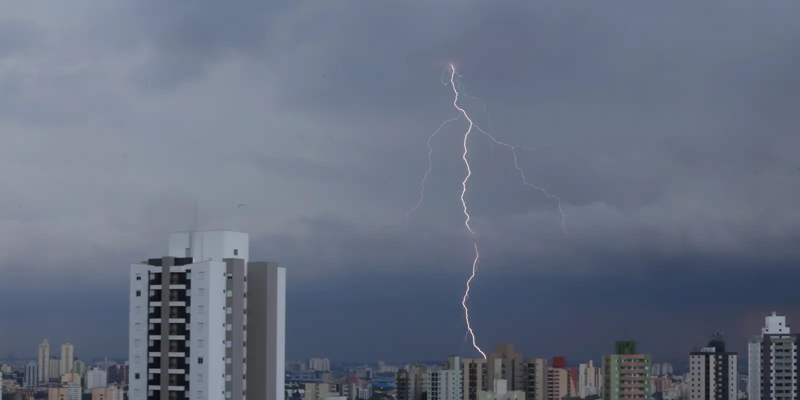 temporal-em-sao-paulo-provoca-alagamentos-e-quedas-de-arvores