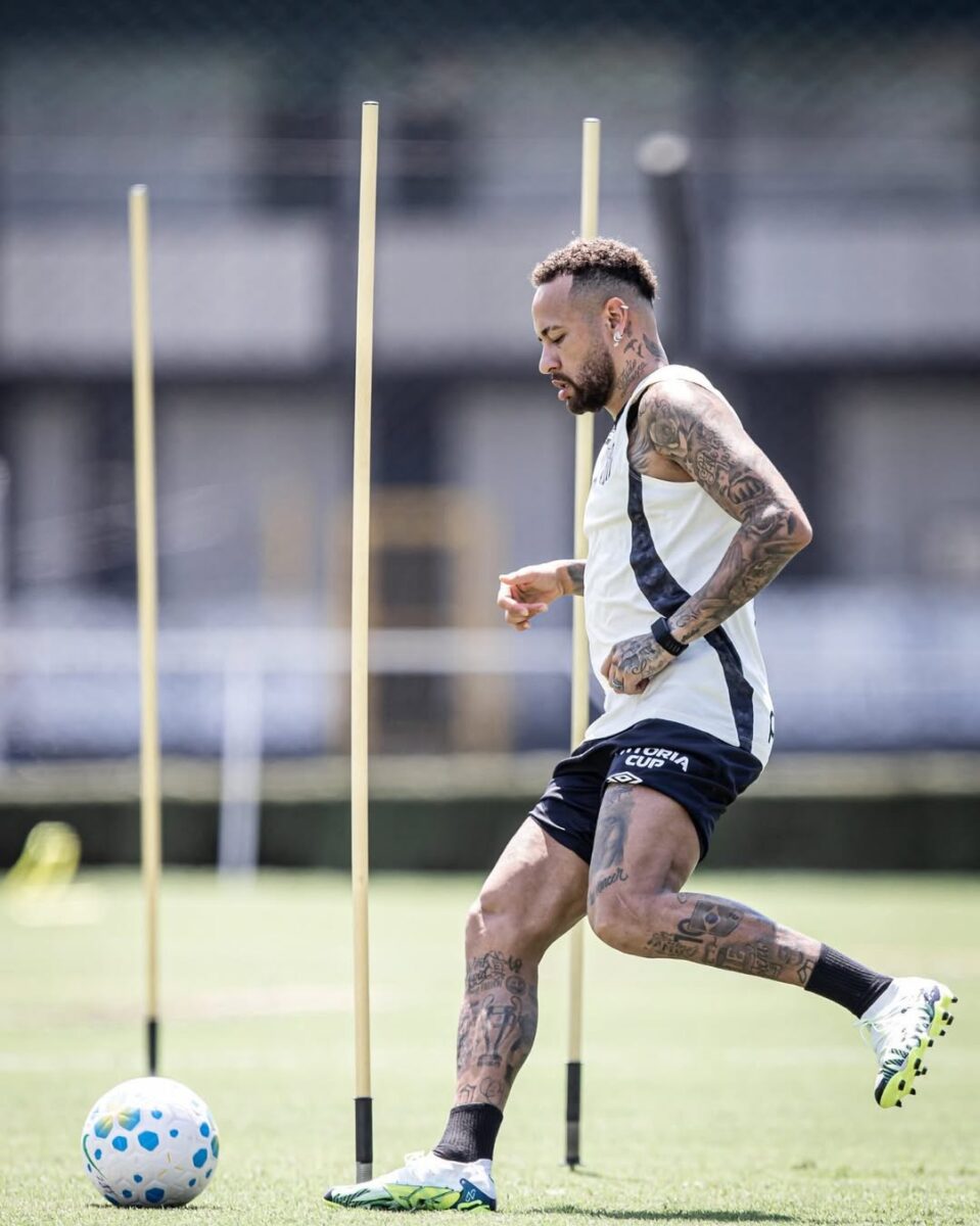 filha-de-neymar-rouba-a-cena-em-treino-do-santos-e-‘da-instrucoes’-para-o-pai;-veja