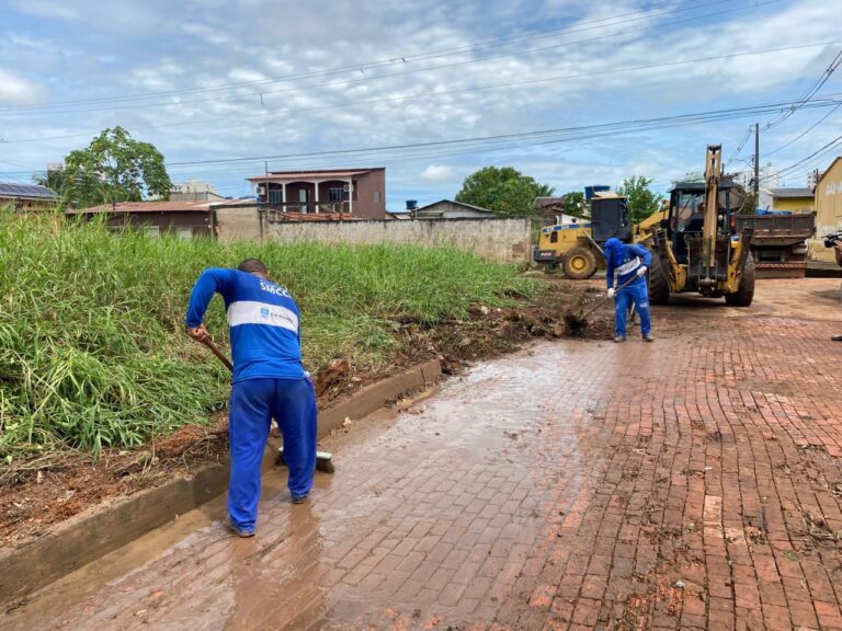 Após vazante, prefeitura inicia limpeza e prevenção de doenças em bairros atingidos por enchentes