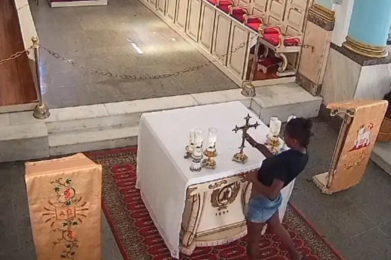 Mulher furta crucifixo de igreja em Niterói e é detida