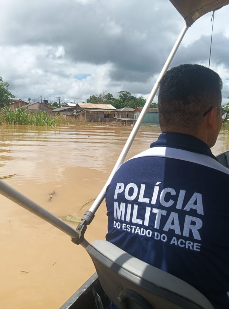 8ºBPM realiza patrulhamento fluvial em áreas atingidas pela cheia no interior do Acre