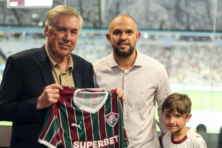 Ancelotti assiste vitória do Fluminense sobre o Grêmio no Maracanã