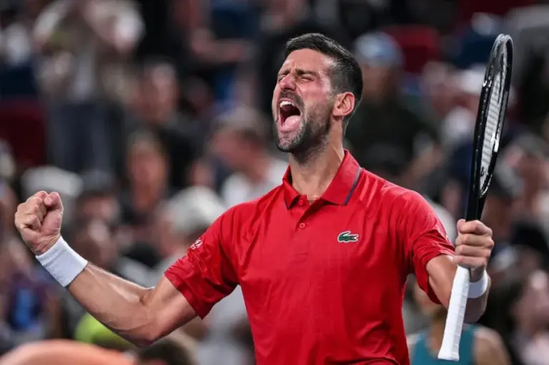 Djokovic vence Sinner, vai à final e faz história no Australian Open