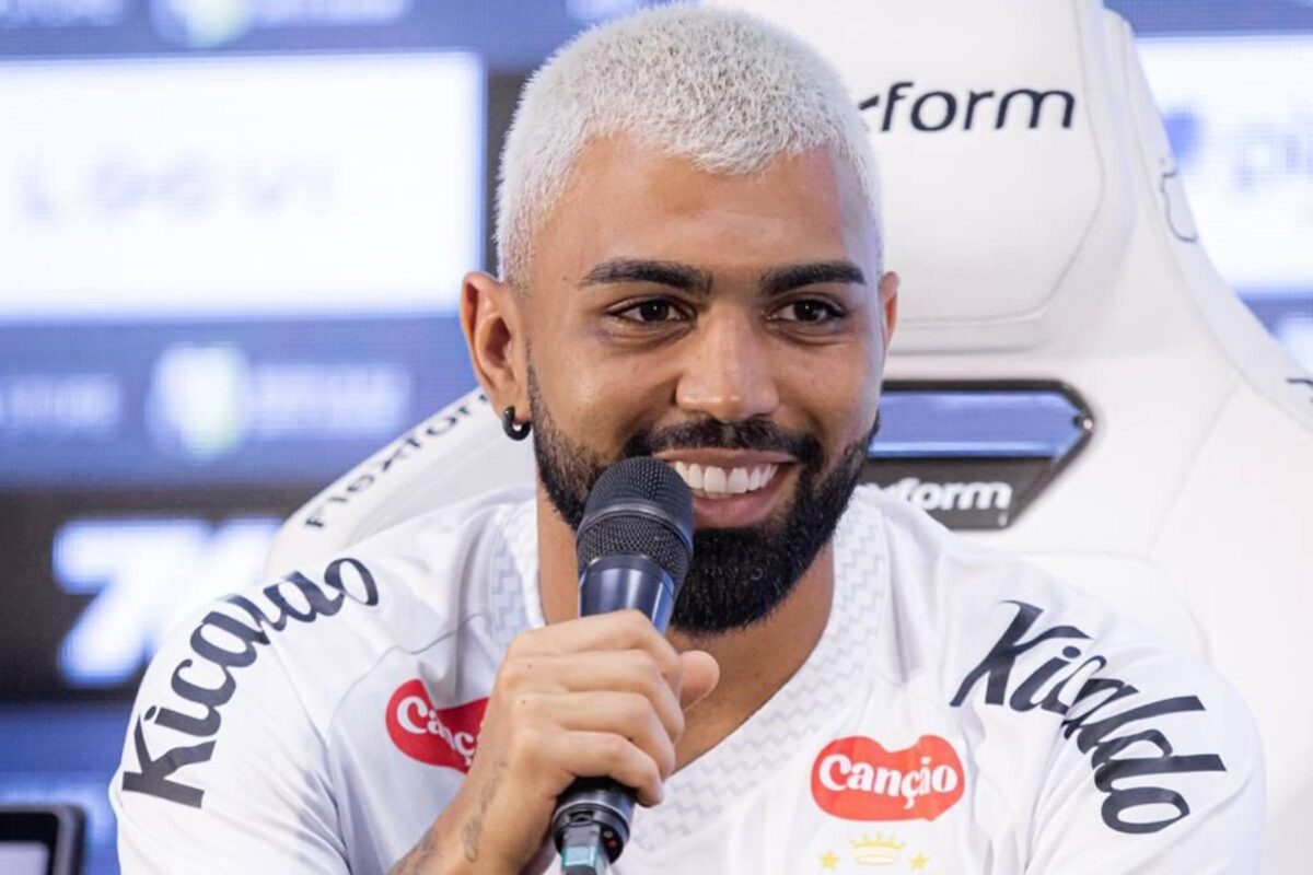 Gabigol é cobrado por torcida do Santos durante apresentação