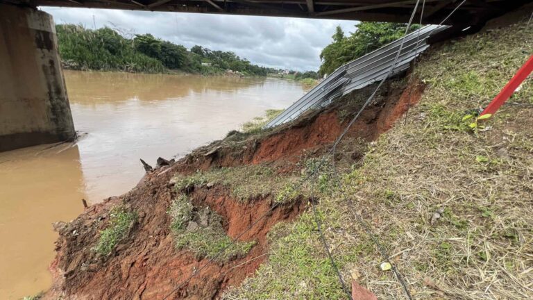 Rápida vazante do Rio Acre causa desbarrancamentos em trecho de rua no interior do Acre