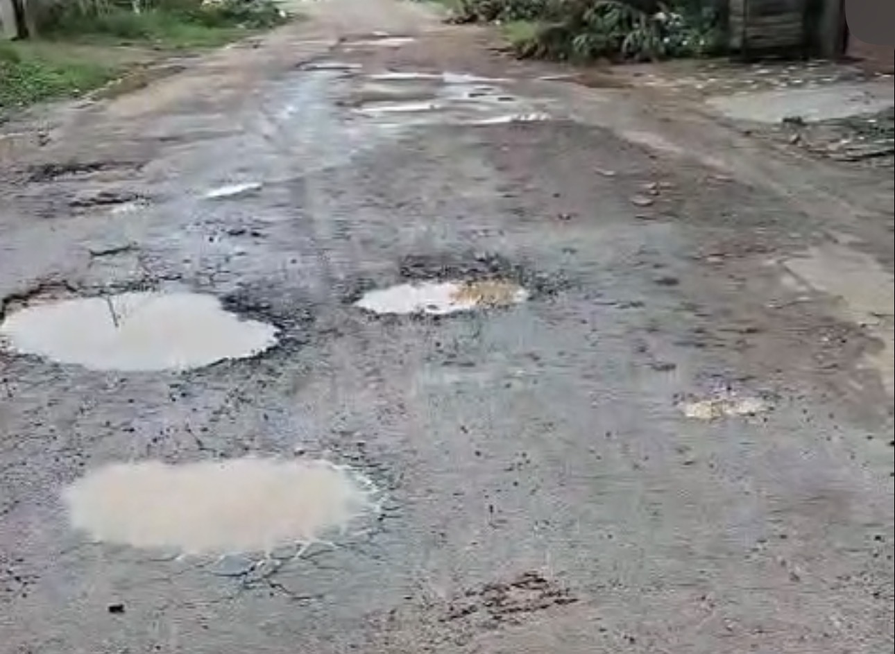 Vídeo mostra rua tomada por buracos e entulhos em Sena Madureira