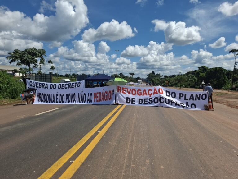 Produtores interditam BR-364 em Rondônia e bloqueio pode impactar o Acre