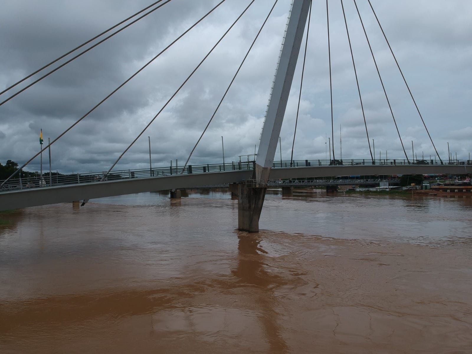 Rio Acre marcou 8,16m no domingo e caiu para 7,54m nesta segunda (16). Nível segue abaixo da cota de alerta de 13,50m.