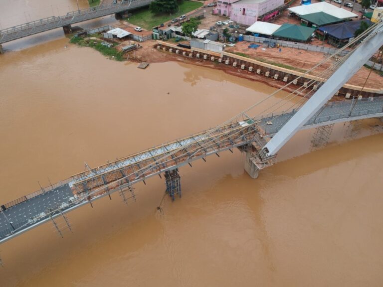 Mesmo com subida do Rio Acre, Deracre segue com trabalho de revitalização da Passarela Joaquim Macedo