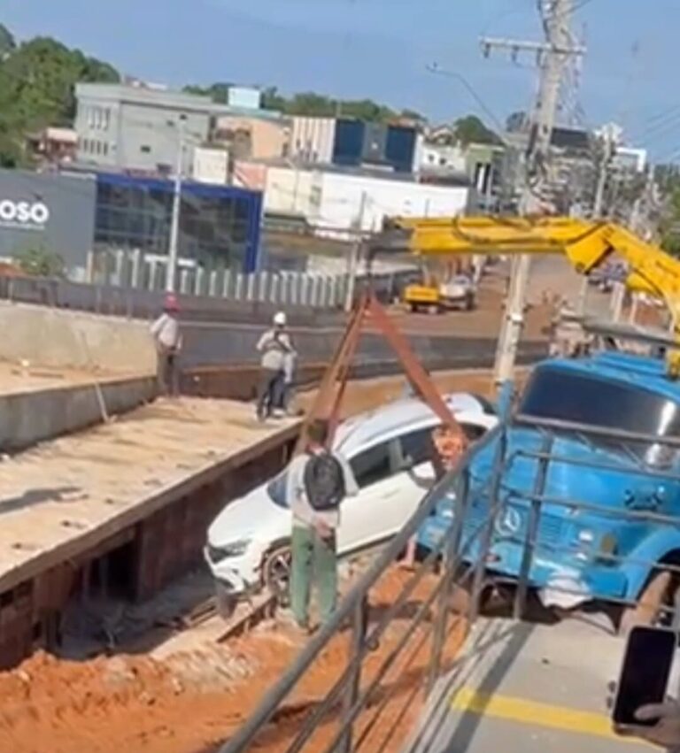 Carro desaba em obra do Viaduto da Avenida Ceará; guincho faz operação para retirar