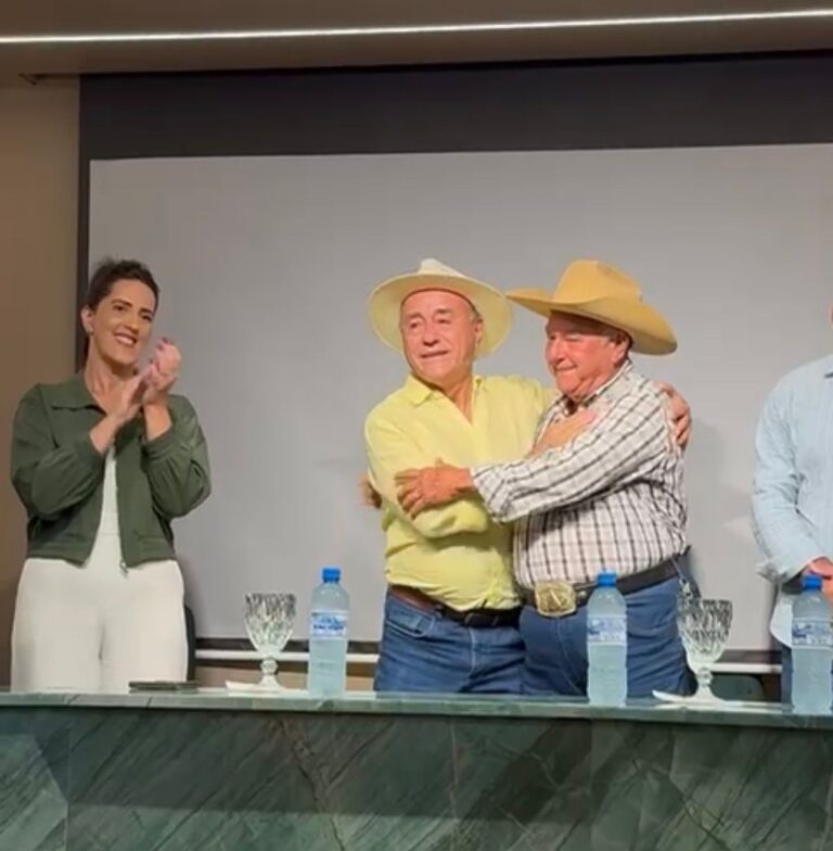 Bocalom chora após anunciar pré-candidatura ao Governo e ser aplaudido por apoiadores