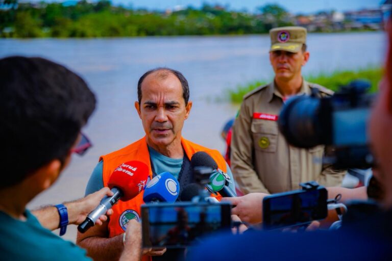 Cheia do rio Juruá atinge 11 bairros em Cruzeiro do Sul e prefeito coordena o atendimento às famílias