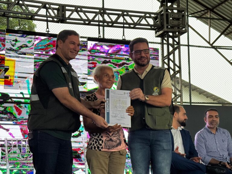 Governo entrega quase 200 títulos de propriedade em Rio Branco: “Dignidade”, diz Gladson