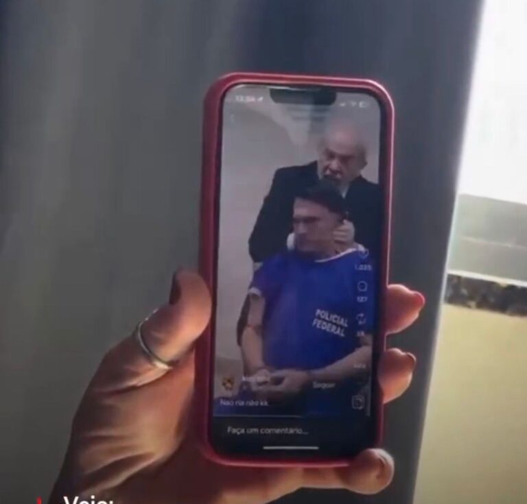 Idosa fica inconformada ao assistir vídeo feito com IA de Lula agredindo Bolsonaro na cadeia