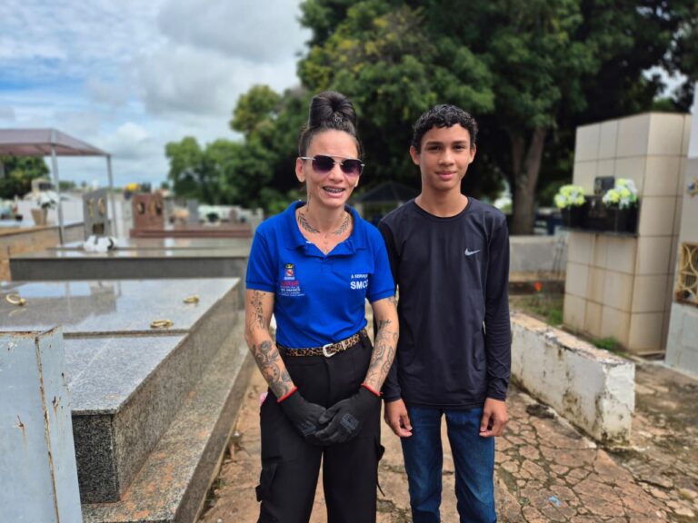 Entre a vida e a despedida: única coveira do Acre ensina ao filho que até o fim existe dignidade