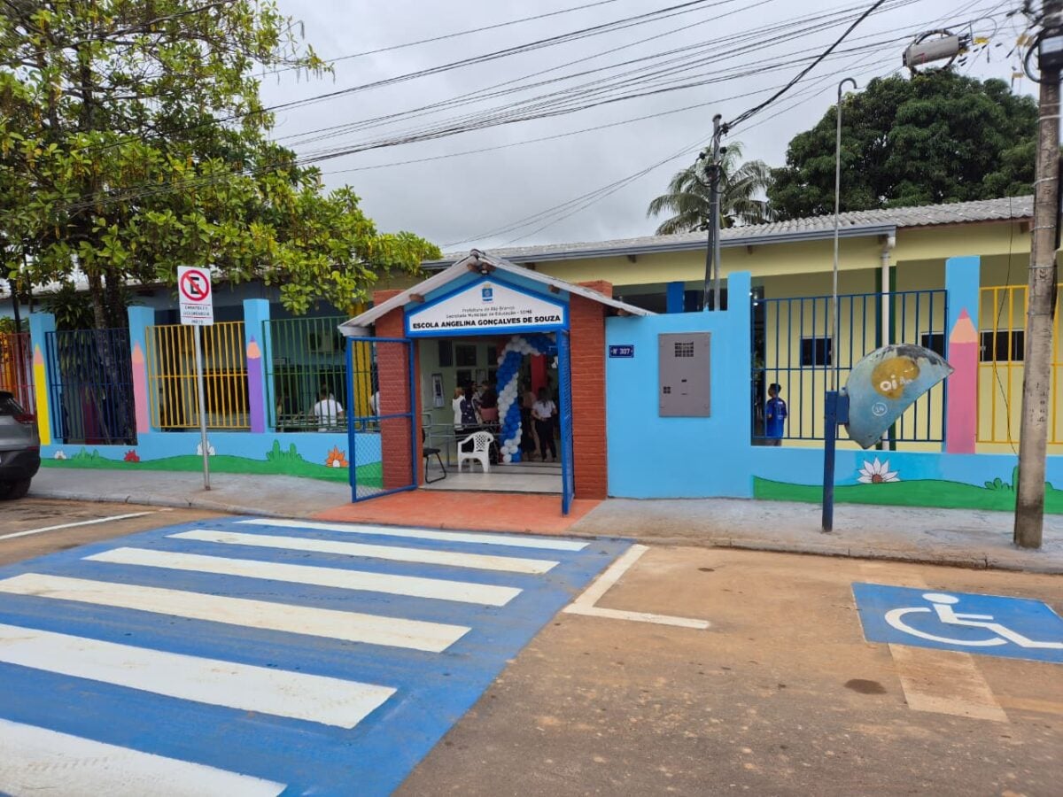 Escola fica localizada no bairro Floresta