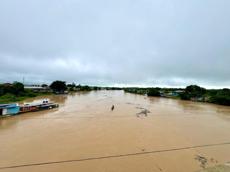 Rio Iaco segue em elevação e ultrapassa os 15 metros em Sena Madureira