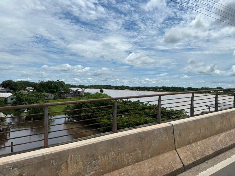 Rio Juruá sobe mais de um metro em 24 horas e Defesa Civil entra em alerta em Cruzeiro do Sul