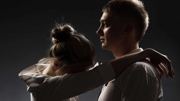 Casos de relacionamento abusivo crescem e vão além da violência física, diz psicóloga