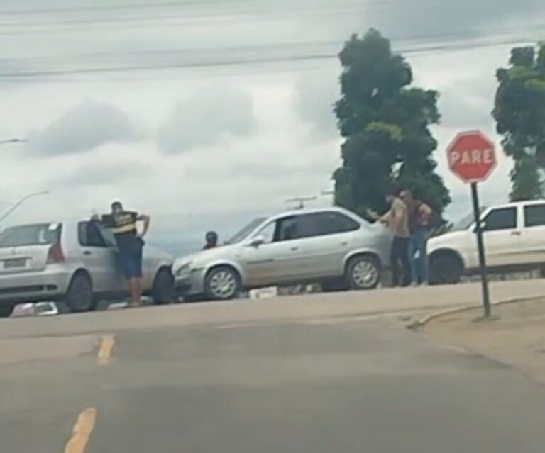 Colisão entre veículos é registrada em cruzamento movimentado no interior do Acre