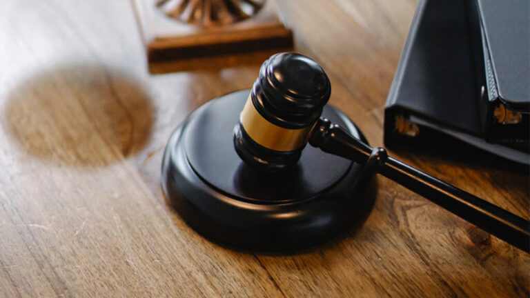 Mulher é indenizada em R$ 4,7 mil após fraude em empréstimo descontado do benefício do INSS