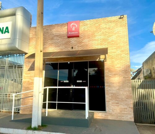 Falta de dinheiro em agência bancária gera reclamações de aposentados e pensionistas Falta de dinheiro em agência bancária gera reclamações de aposentados e pensionistas