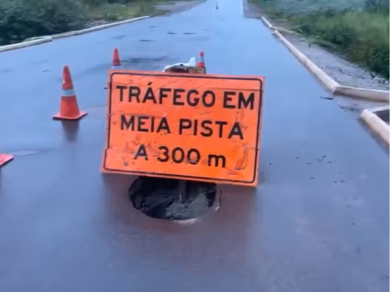 Buraco na BR-317 ocorre perto de área que já cedeu anos atrás e deixou municípios isolados