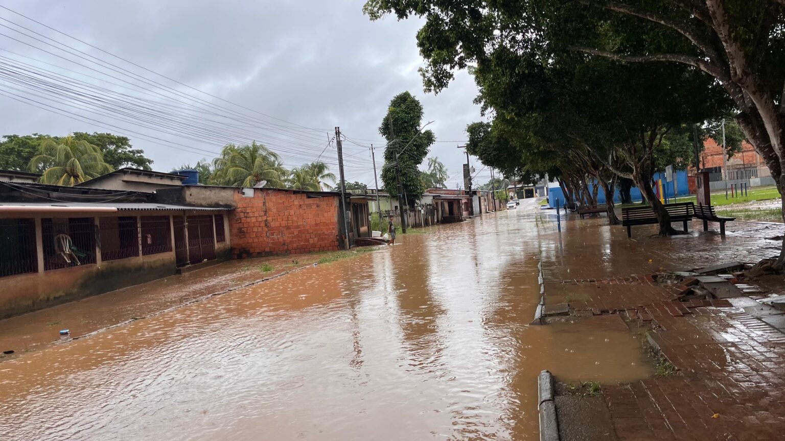 Moradores de bairros de Rio Branco sofrem com alagamentos após forte chuva; VÍDEO