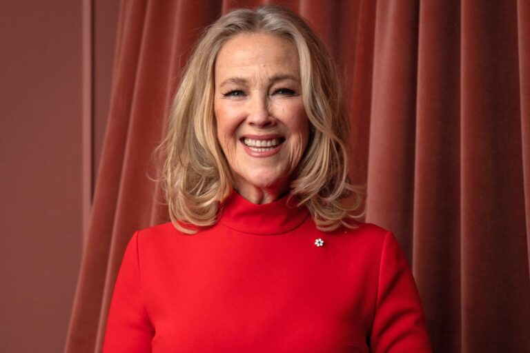 Morre a atriz Catherine O’Hara, ícone da comédia e estrela de grandes filmes e séries