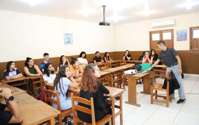 CEL oferece mais de 700 vagas gratuitas em cursos de línguas presenciais e a distância no Acre