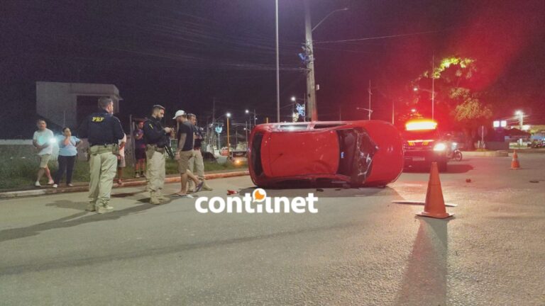 Acidente de trânsito deixa carro tombado e duas pessoas feridas em Rio Branco; veja vídeo