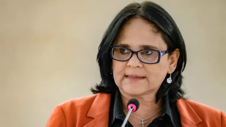 Damares declara apoio a Flávio e diz que ajudará a levar evangélicos para campanha