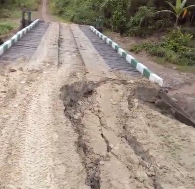 Erosão compromete cabeceira de ponte e comunidade pode ficar isolada na zona rural de Sena