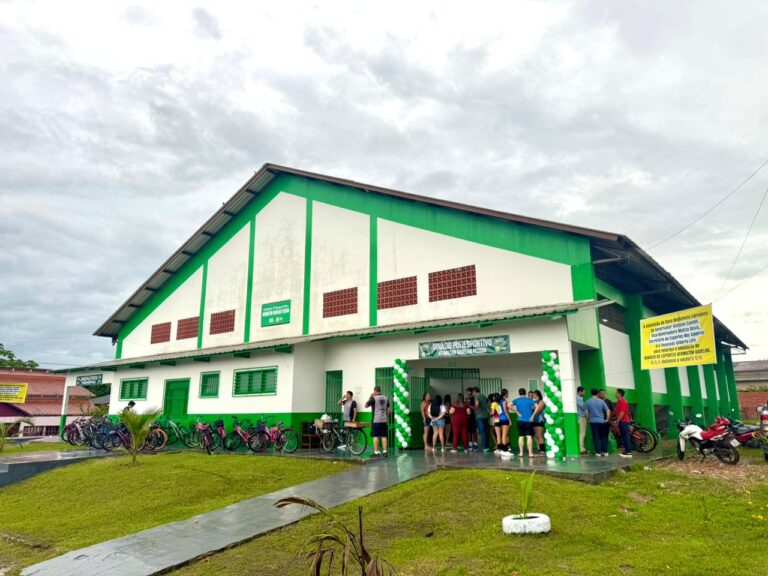 Após reforma, vice-governadora Mailza Assis entrega ginásio esportivo em Sena Madureira