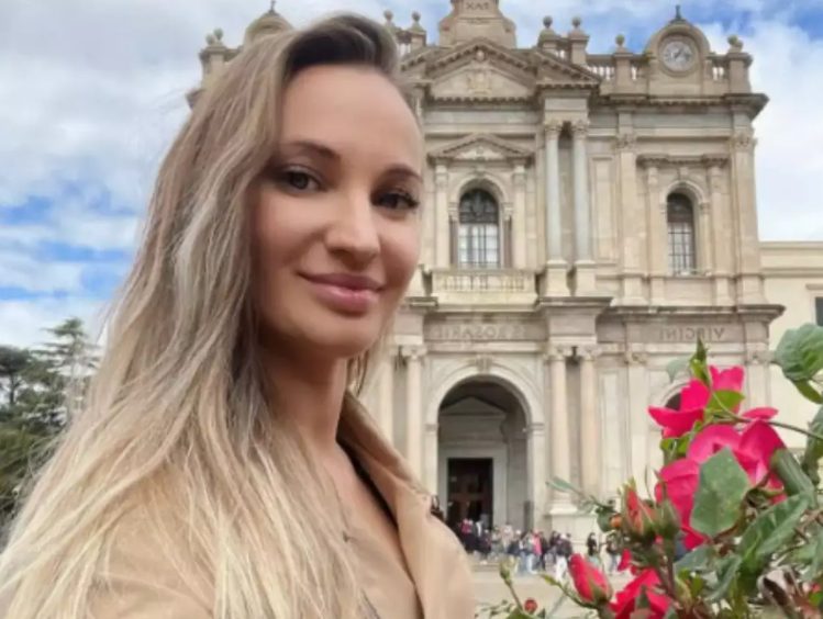 A influenciadora italiana Yulia Burtseva, de 38 anos, morreu após ser submetida a uma cirurgia plástica em Moscou, na Rússia.