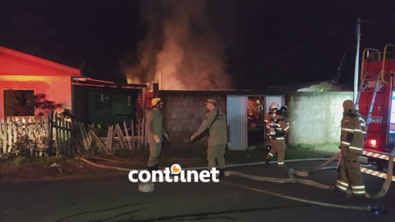 IncĂȘndio de grandes proporçÔes destrĂłi residĂȘncia e atinge outra casa em Rio Branco