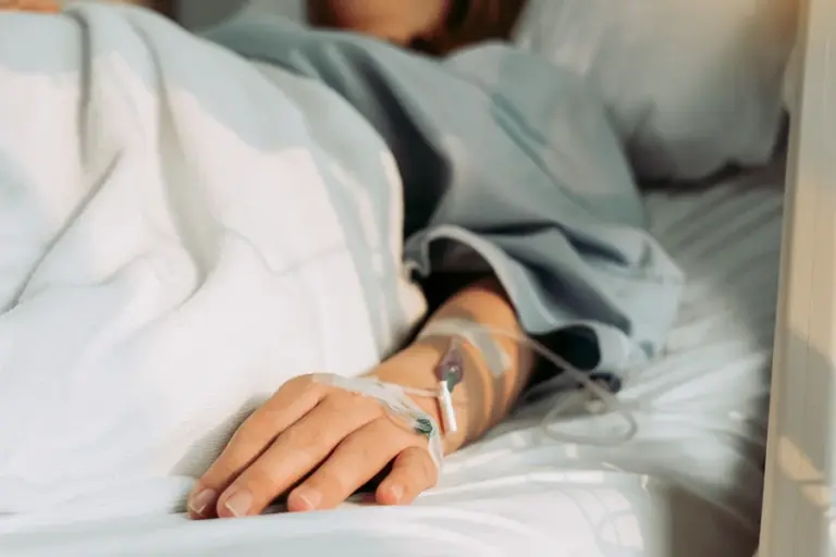 Mulher é investigada após suspeita de envenenar enteado de 9 anos com anticoncepcional