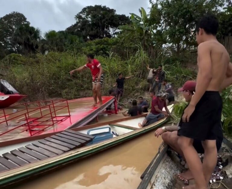 Lancha que fazia transporte entre municĂpios naufraga com passageiros no Acre; VĂDEO