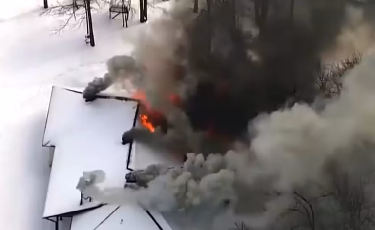 VĂdeo mostra casa coberta de neve em chamas nos EUA