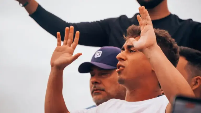 Nikolas passa a usar colete à prova de balas em caminhada pró-Bolsonaro